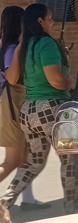 Voyeur denuevo a la milf, otra milf y colegiala
