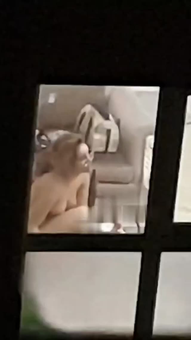 مخفی پشت پنجره از خانم لخت