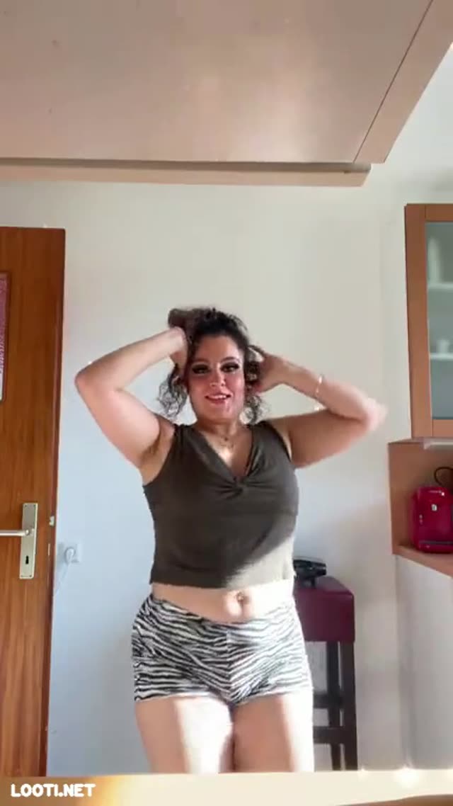 لایو سکسی از النا میلف جذاب ایرانی شیک میزنه جنده بازی در میاره از دستش ندید