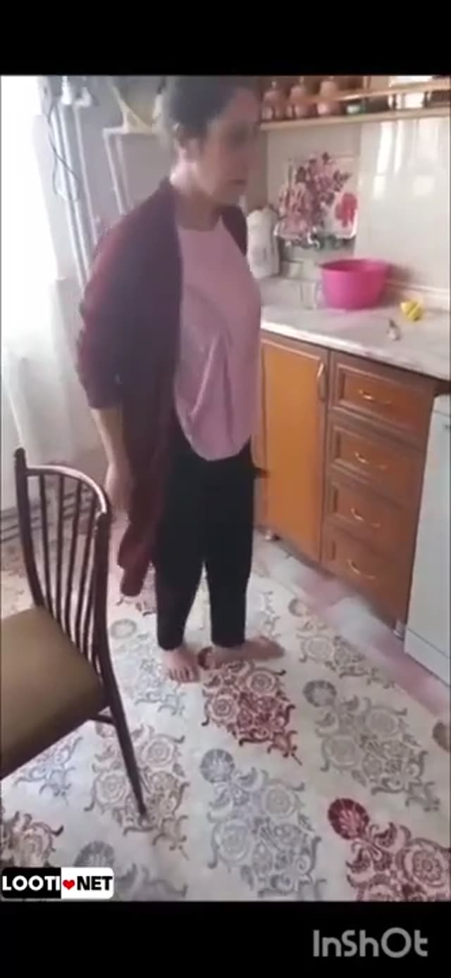 فیلم گرفتن از کون و ممه لخت و مالیدن کیرش از رو شلوار با مامانش