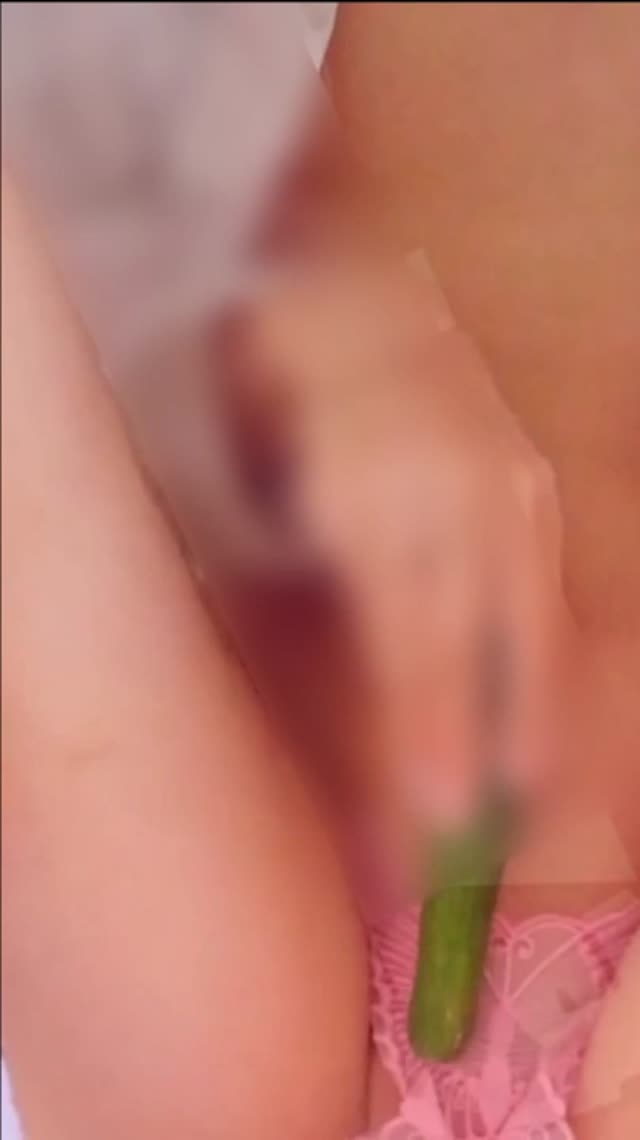 دختره لخت شده و خیار گرفته دستش و با خیار خودارضایی میکنه