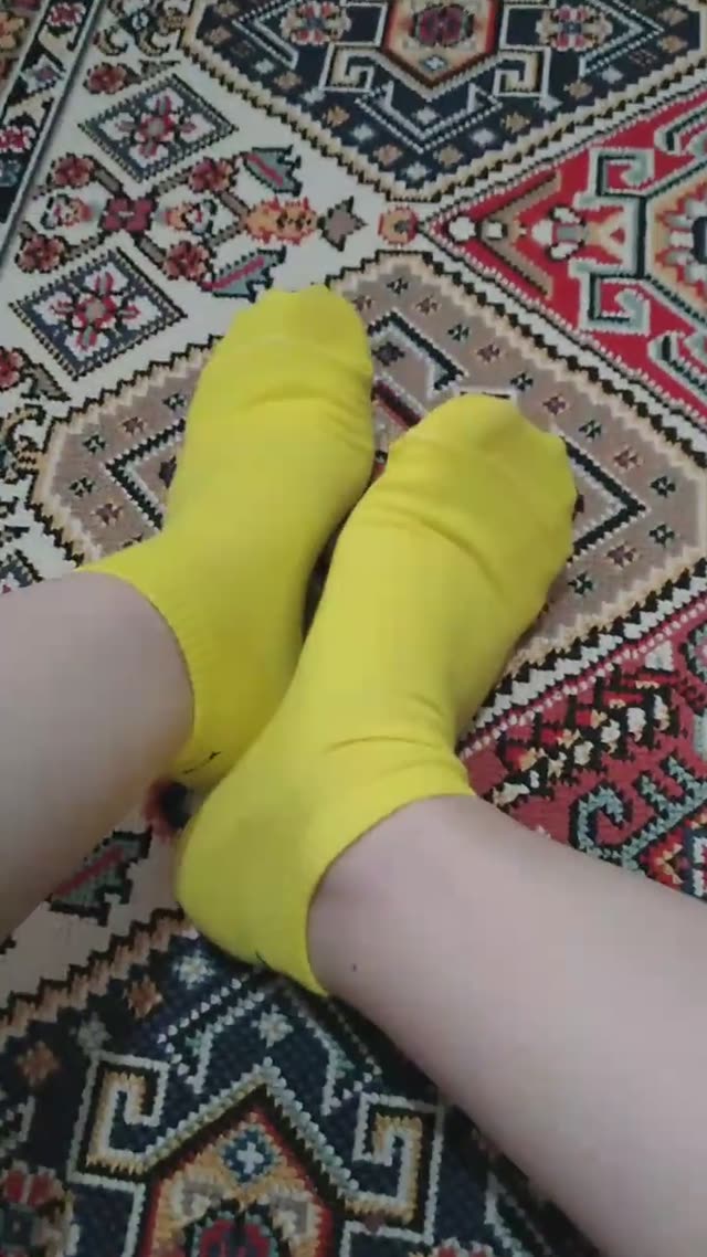 نمایش پاهای سکسی با جوراب و کتونی