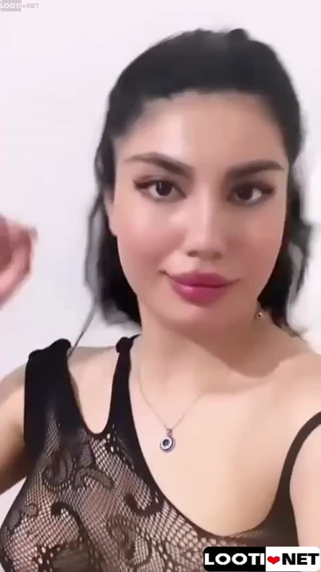 بدنمایی میکنه با حرفهای سکسی ریمل و دسته برس میکنه تو کوسش کوس و کون صورتی تاپی داره