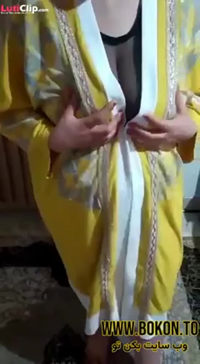 فیلم سکس با میلف گوشتی خوش اندام ممه 95 اول کم کم لخت میشه بعد دمر میخوابه میده.mp4