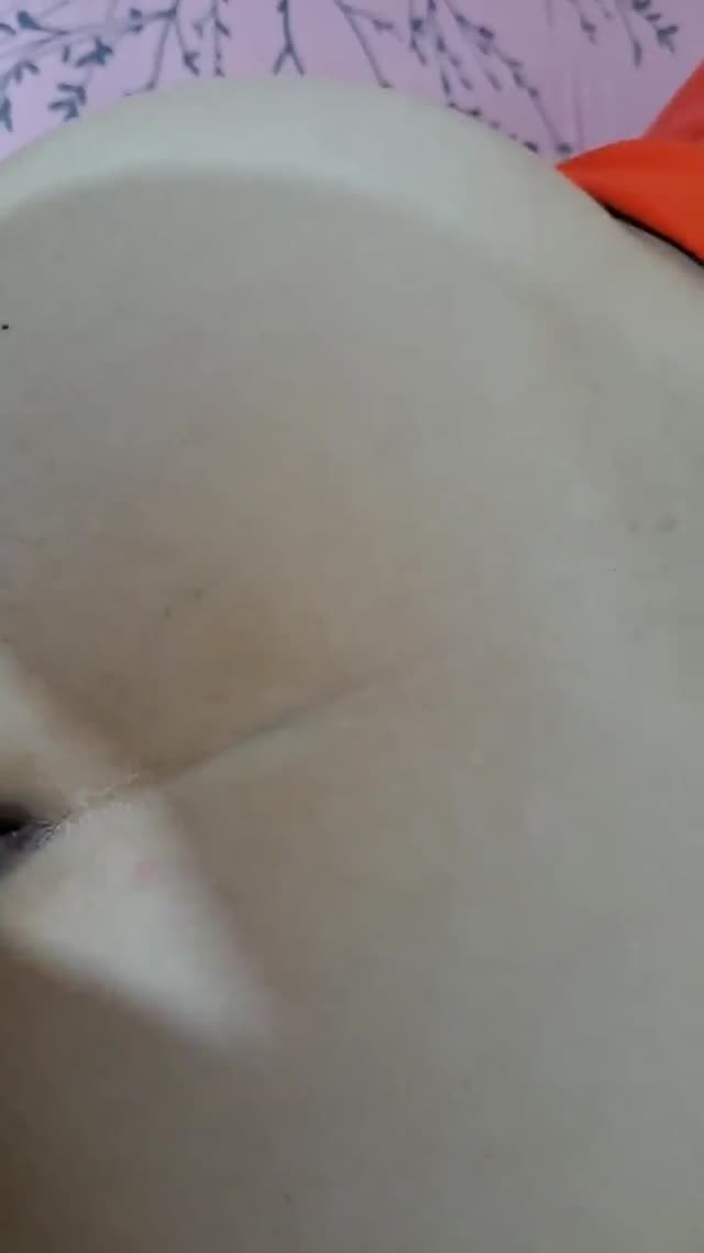 سکس با زن همسایه و ارضا شدن رو کون