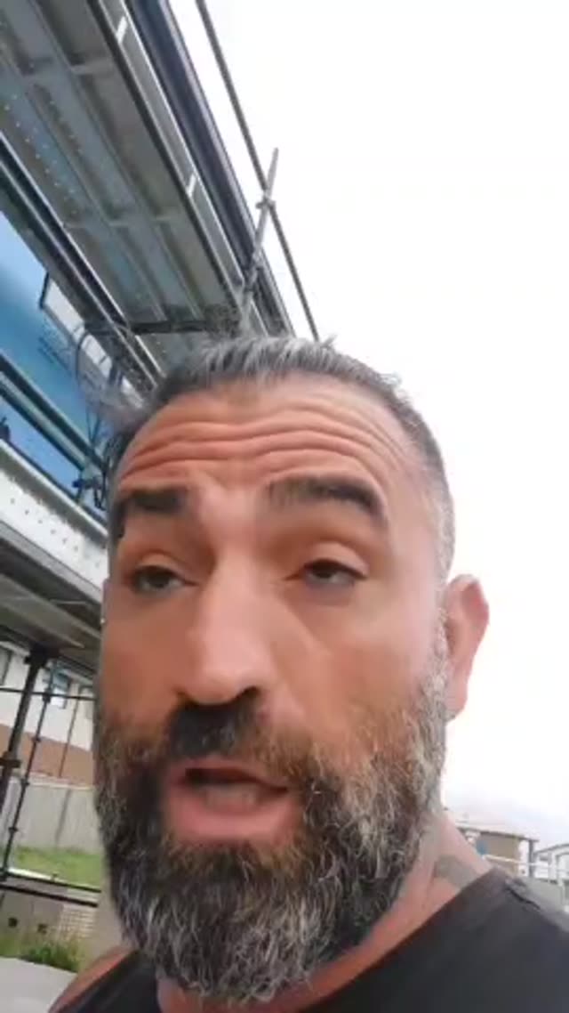 دوس دخترشو آورده خونه و وسط هال پتو انداخته و از کون میکنتش💦
