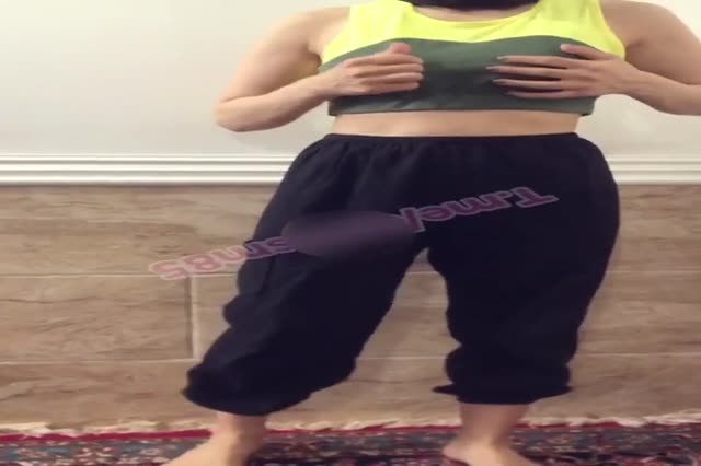 دختره کم کم تمام لباسهاش رو در میاره و بدن نمایی میکنه