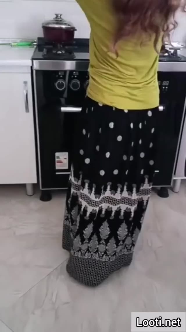 رقص سکسی هدیه داخل آشپزخونه با آهنگ ایرونی، دیوث هم انگلش میکنه