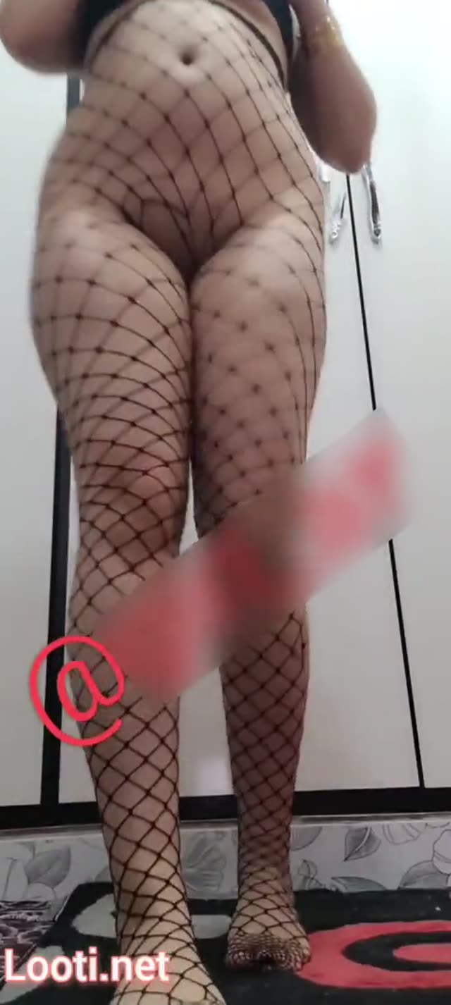 دختر حشری بدنش نشون میده و سرپا خیار میکنه تو کونش