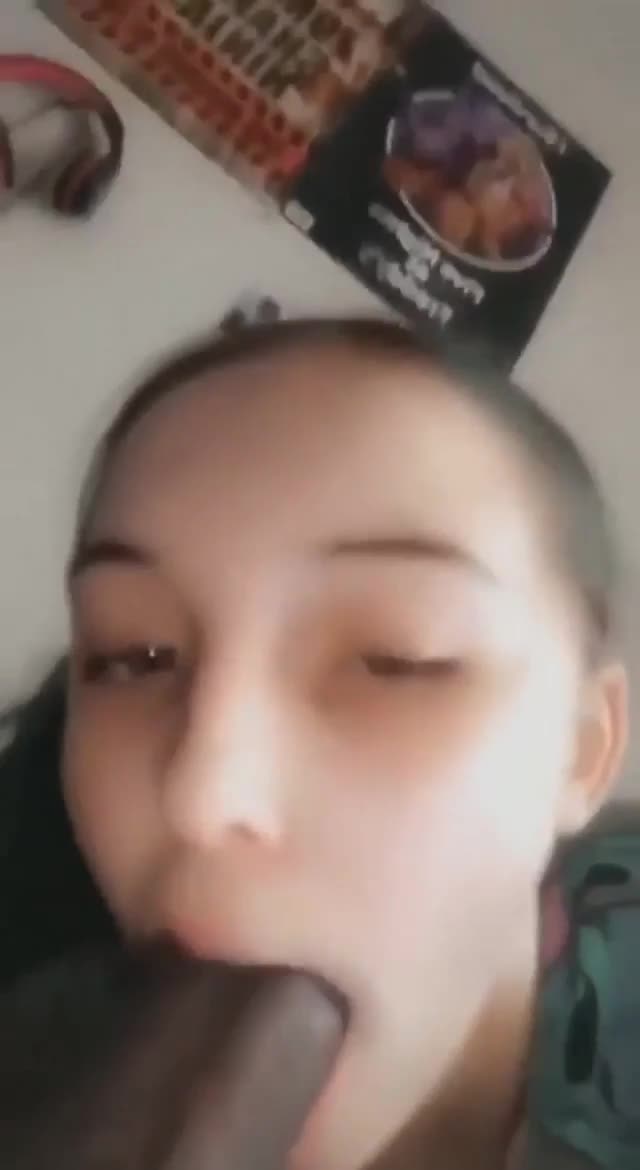 کسی هست اینجوری با عشق بخوره چیه؟اونم نداریم 😂