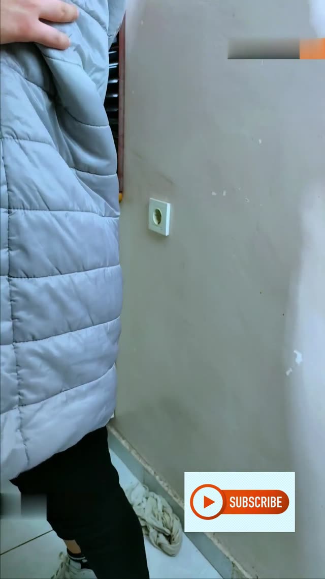 پسره دوست دخترش رو برده یه گوشه از خونه خالی و سرپایی میکنتش