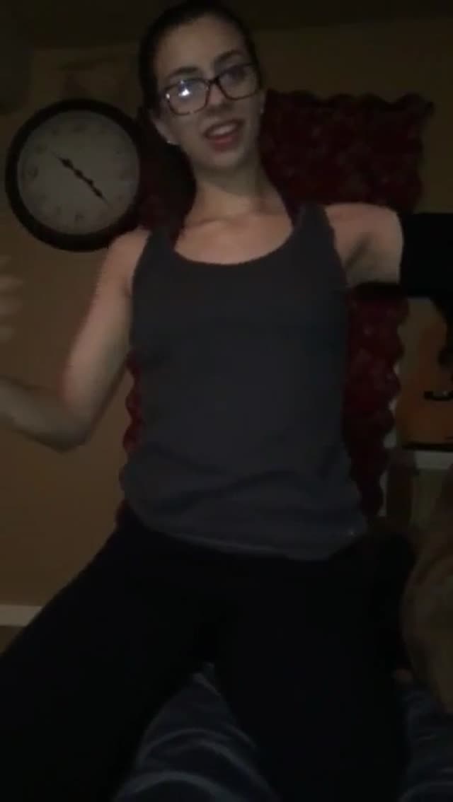 Nerdy girlfriend knows how to swallow