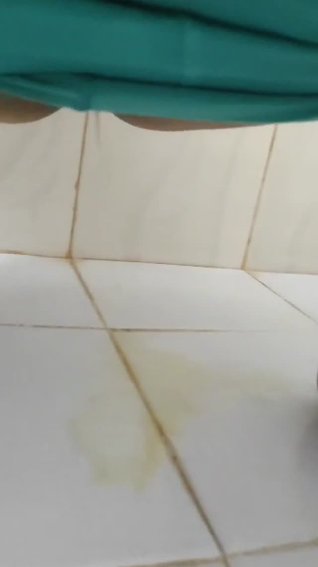 شاشیدن دختر ایرانی تو حموم