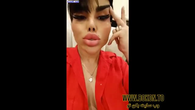 لایو زنه نوک ممه هاش میوفته بیرون از لباسش.mp4