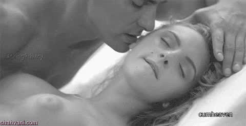 میدونه رو لاله گوشم حساسم