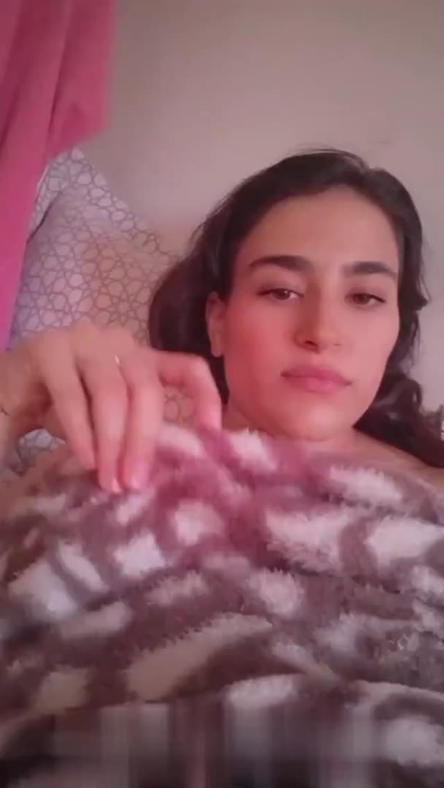 ممه نمایی دختر سکسی زیر پتو