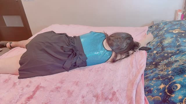 سکس رو تخت با دختر ناز و حشری ایرانی