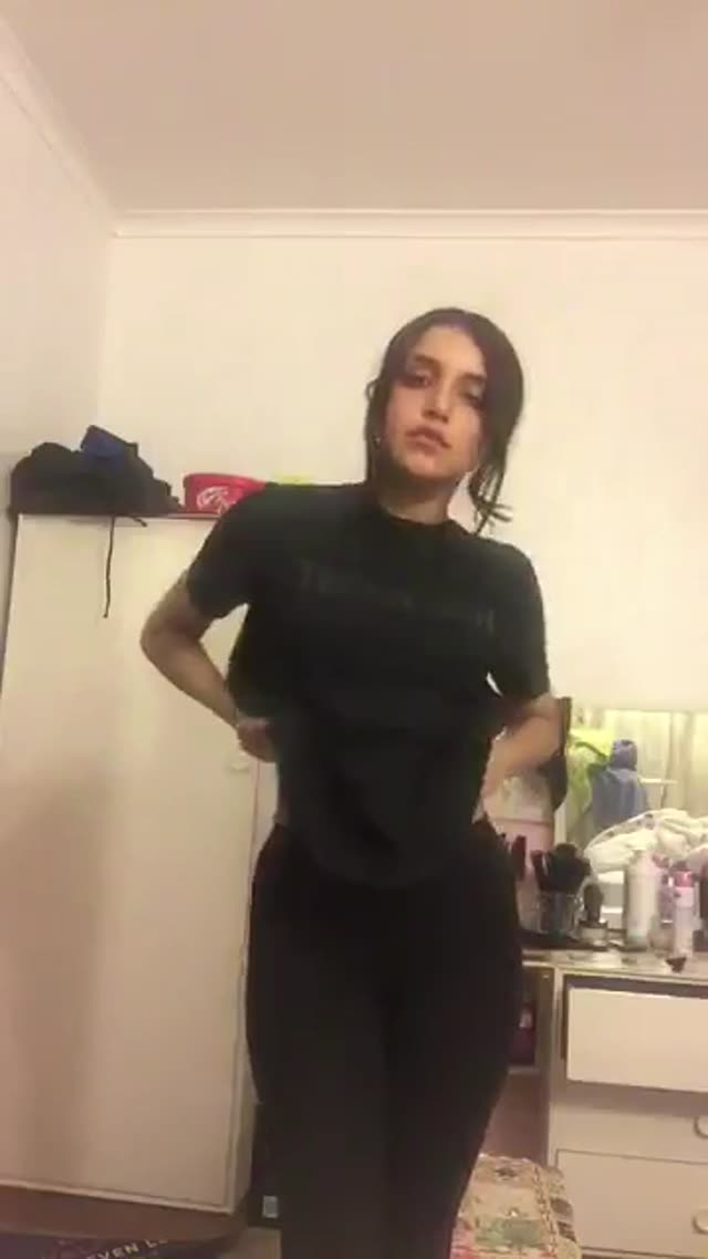 بدن نمایی ژیلا دختر سبزه و سکسی