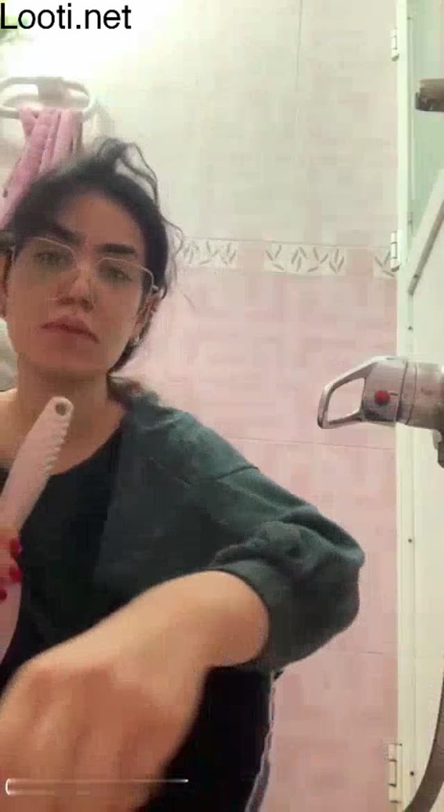 رل کونی تو دستشویی برا برس ساک میزنه کونشو باز میکنه میکنه توش