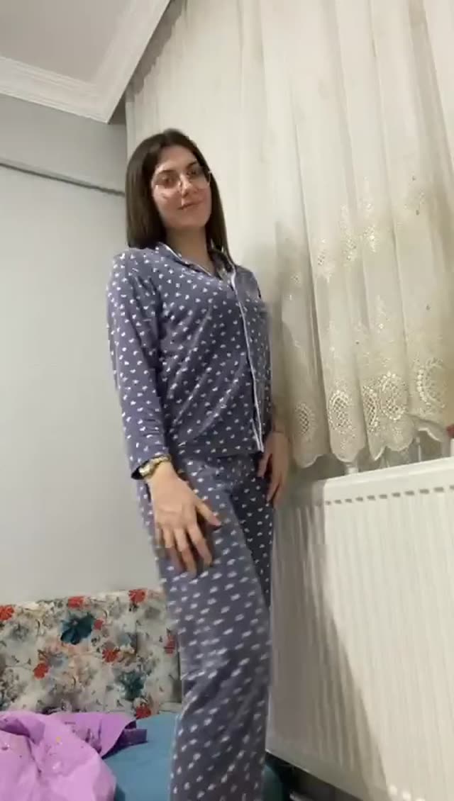 نمایش کون سکسی از دختر سفید و ناز ترک