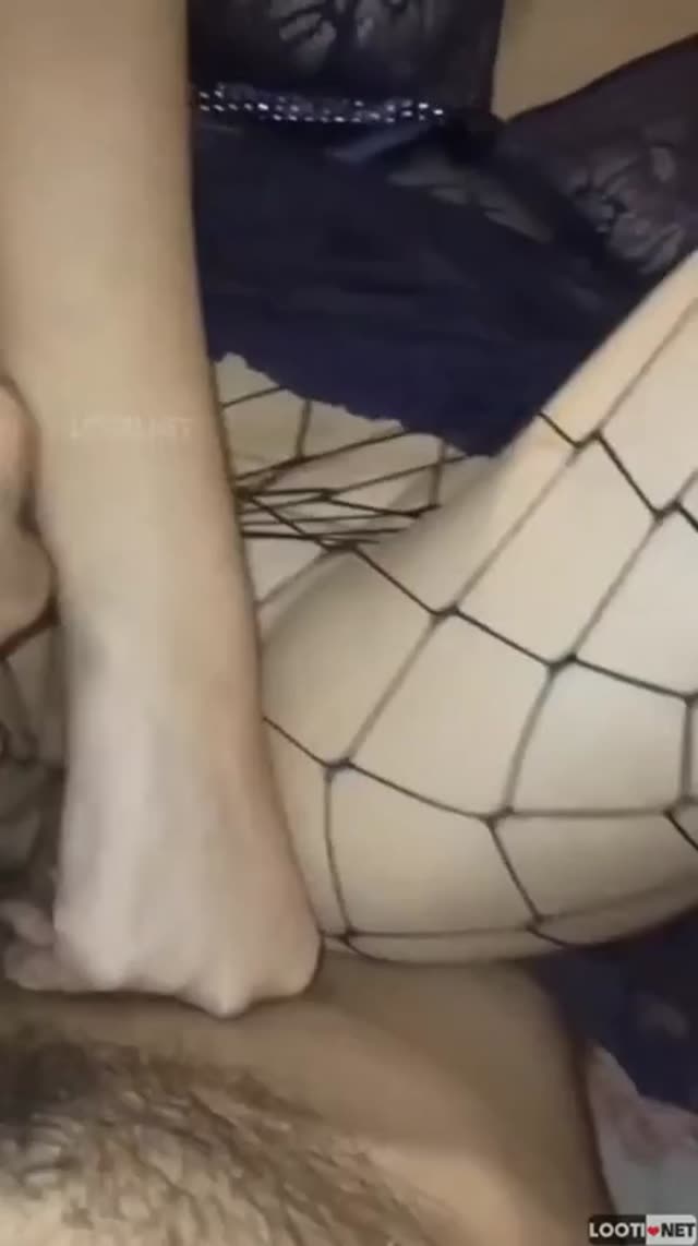 دوس دخترش با کص سفید تنگش نشسته رو کیرش.mp4
