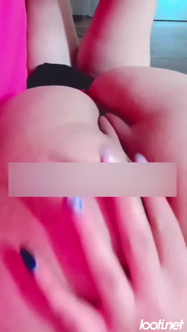 بدن نمایی دختر سکسی ایرانی با کص صورتی توپور