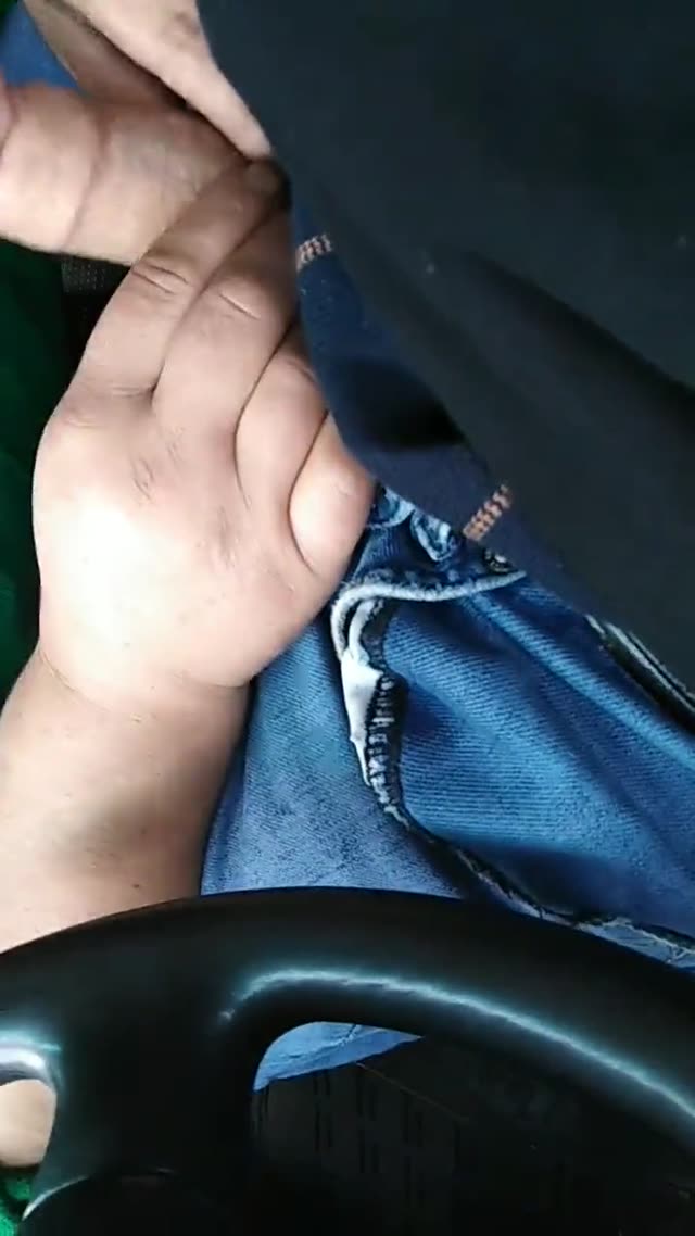 ساک زدن زن محجبه سن بالا