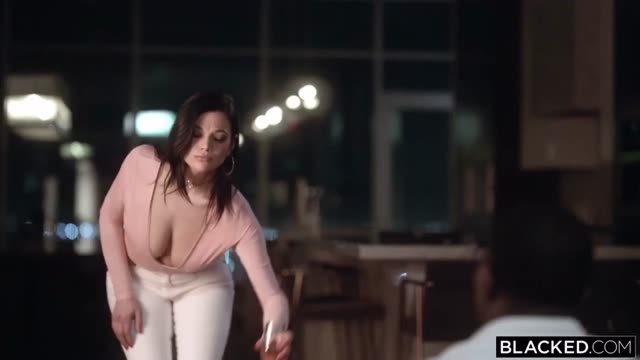 مونا اذر