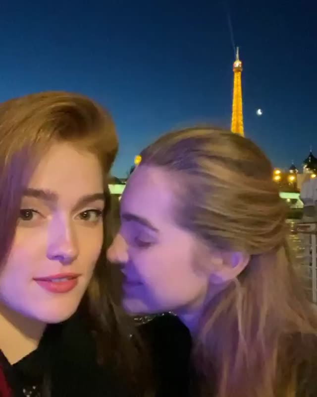 خوردن و مکیدن زبون (لز) + فیلم👩🏻‍❤️‍💋‍👩🏻👅