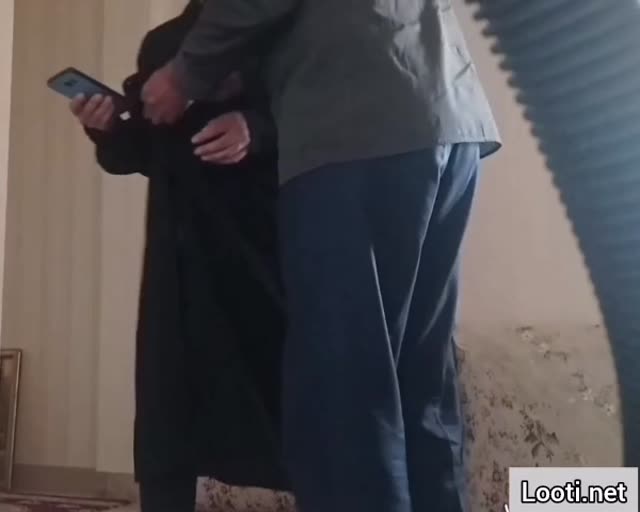 هدیه و محمد لباساشون رو بیرون میارن و سرپایی با هم سکس میکنن