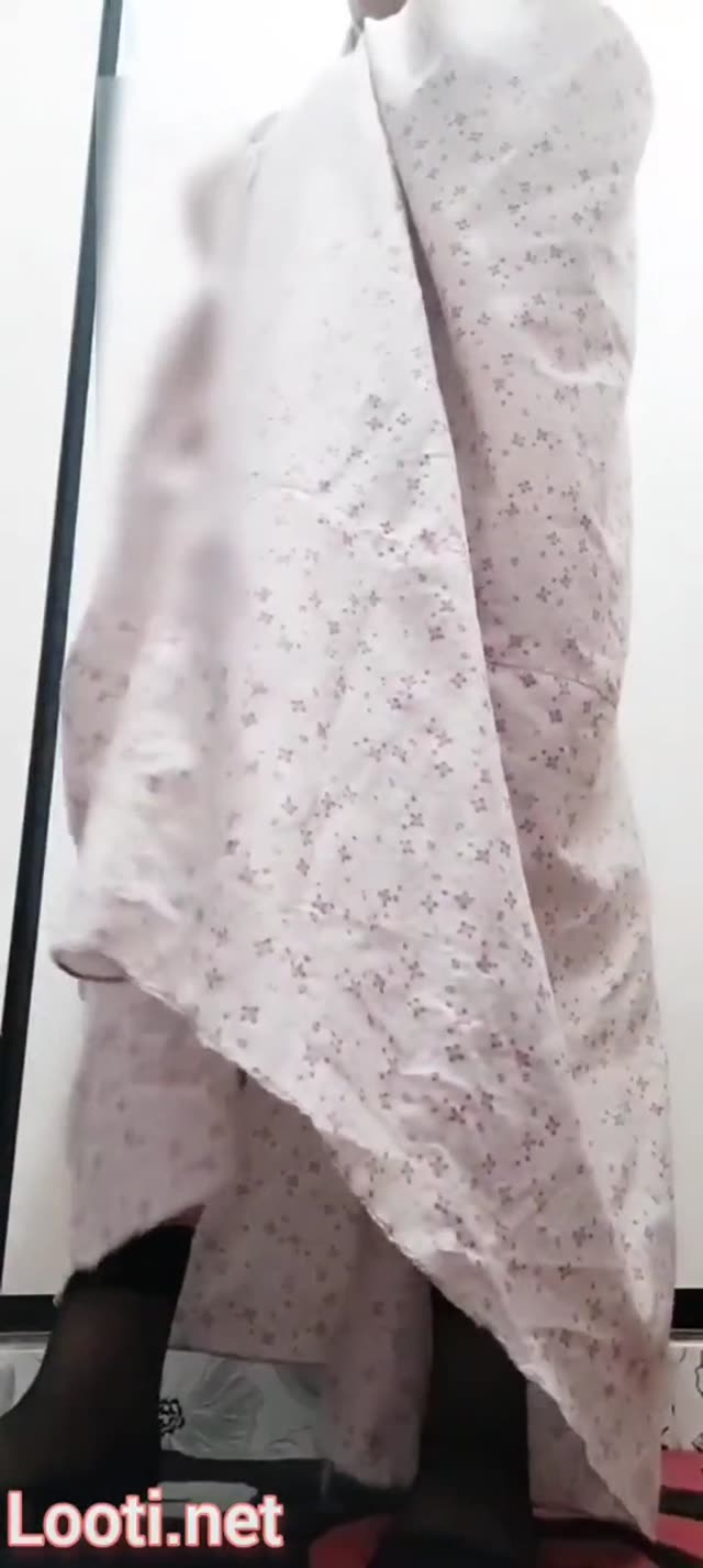 بدن نمايي دختر سکسي اولش با چادر بعد لخت ميشه کص کونش نشون ميده و حرفاي حشري کننده ميزنه.mp4