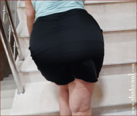 عشوه گری کیر راست کن در راه پله