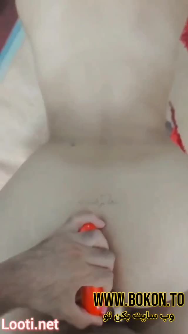توی کصش تلمبه میزنه و همزمان سوسیس توی کونش عقب جلو میکنه.mp4