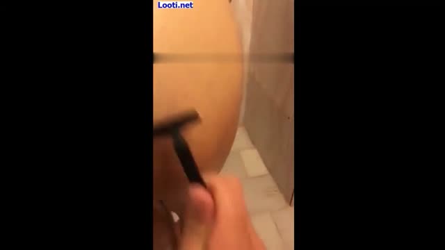 لایو مرده رفته تو حموم داره پشمای زنشو با ژیلت میزنه
