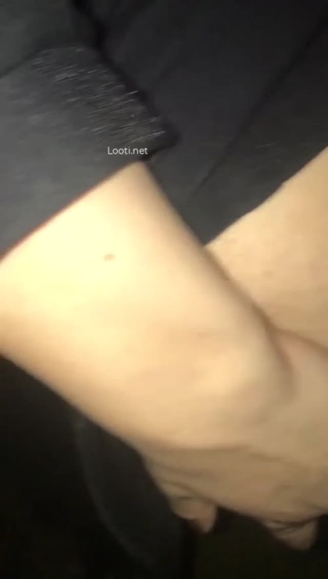 زنرو برده جنگل کنار ماشین سر پا داره می‌کنش