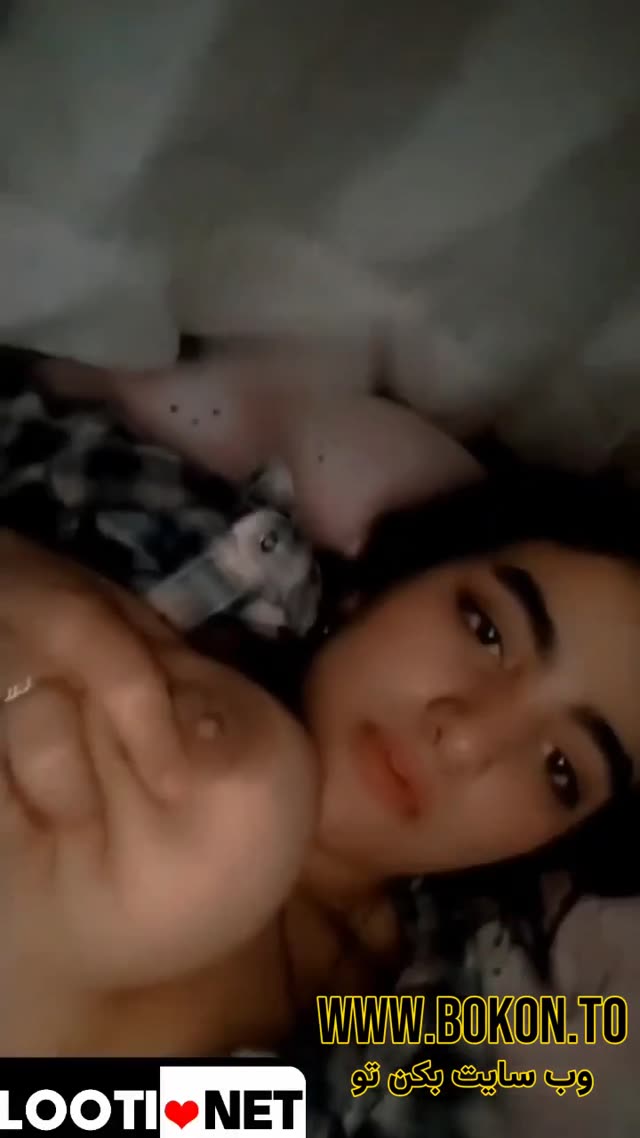 بدن نمایی باچهره تینیجر ممه های گنده و کص تپلش نشون میده.mp4