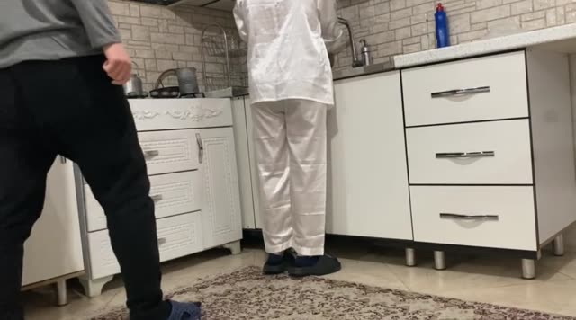 سکس سرپایی با میلف سکسی تو آشپزخونه