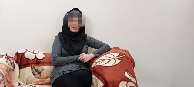 دختره کیرش رو ساک میزنه و میگه کیرت آماده هستش بره تو کصم