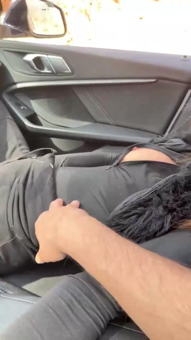 مالیدن دختر سکسی تو ماشین