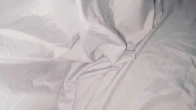 از خواب بیدارش میکنه و براش ساک میزنه