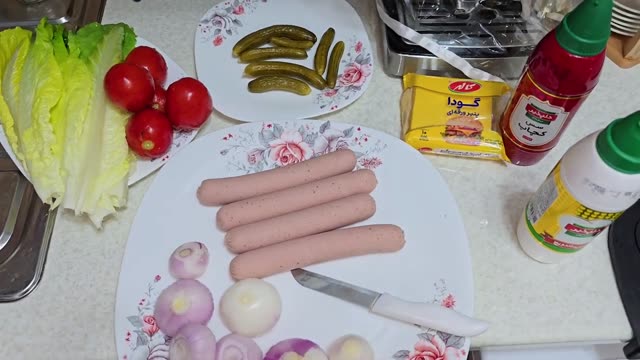آشپزی کردن میلف ایرانی با لباس سکسی