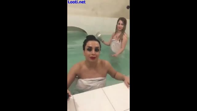 لایو دو تا دختر ایرانی تو استخر دختره پارچه تو تنش خیس میشه نوک ممه هاش معلوم میشه