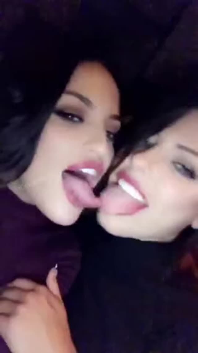 خوردن و مکیدن زبون (لز) + فیلم👩🏻‍❤️‍💋‍👩🏻👅
