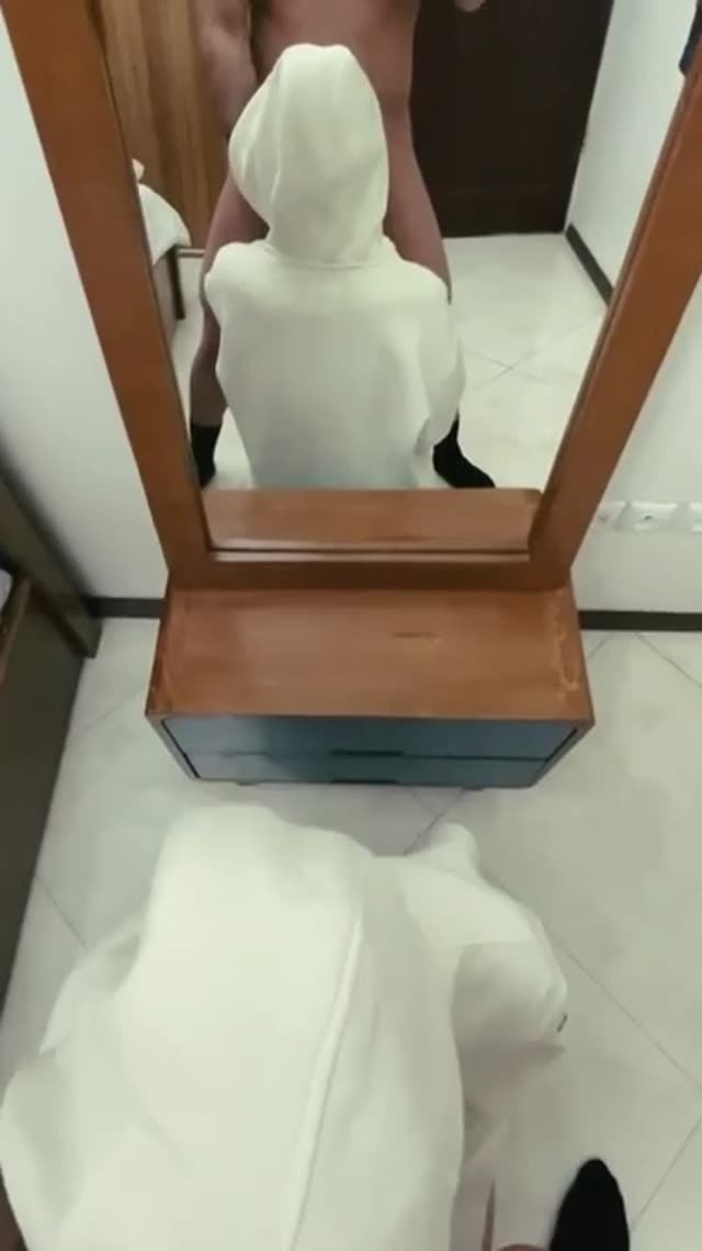 سکس با دوست دختر سکسی و حشری ساک میزنه و با کیر کلفتش سرپا کصش و میگاد