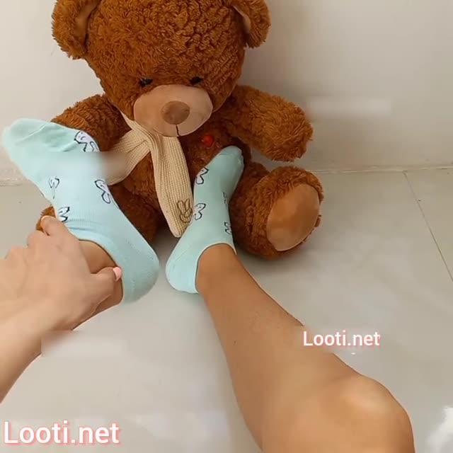 پاهاش ميماله روي صورت عروسک و کصش ميماله