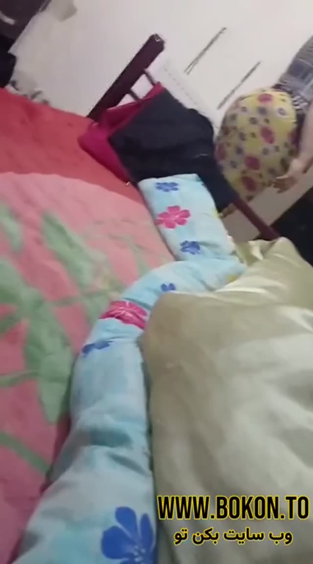 کلیپ مخفی از کون گنده مامانش با پا بهش ضربه میزنه کونش میلرزه.mp4