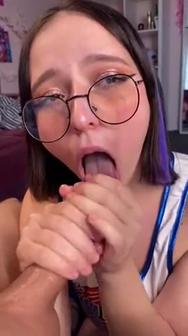 Nerdy girlfriend loves to taste his hot sperm