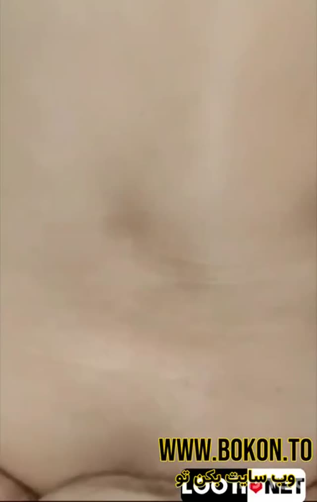 دوست دختره باکره رو از کون داره میکنه کیرشو چرب کرده تا دسته کرده توکونش.mp4