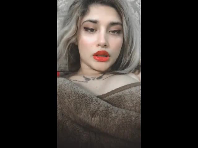 لایو سکسی دختره خوشگل ممه هاشو میندازه بیرون