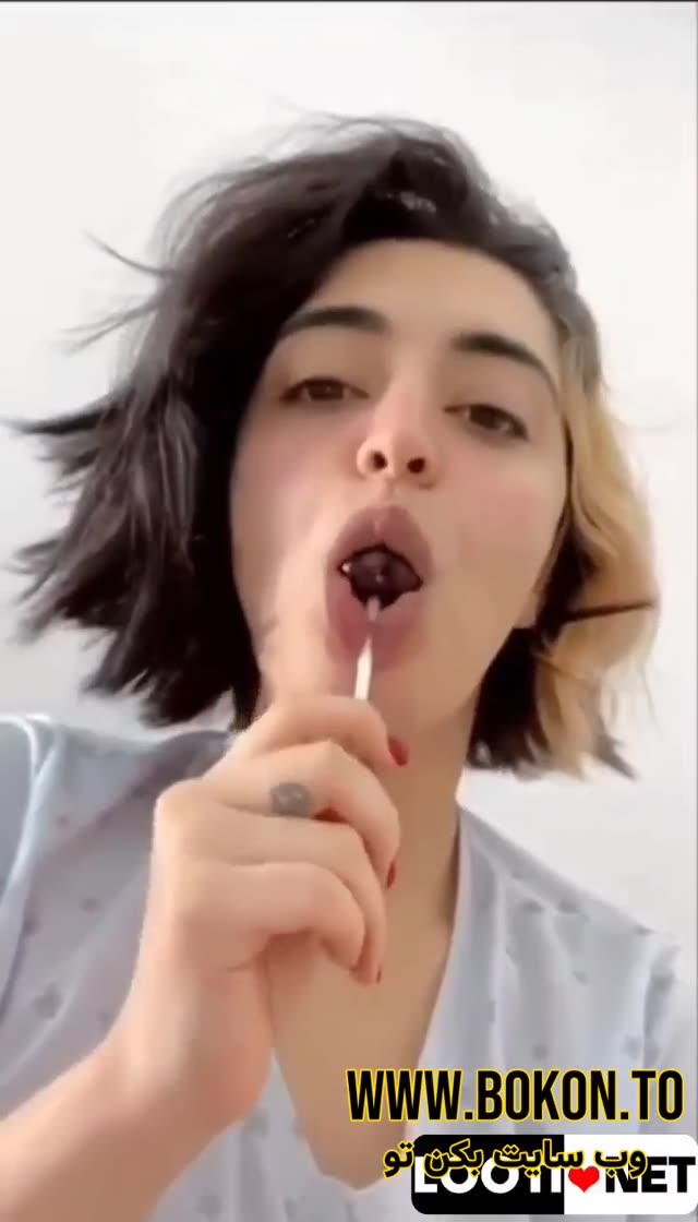 بدن نمایی باچهره دختر حشری جلوی آیینه کصش میماله.mp4
